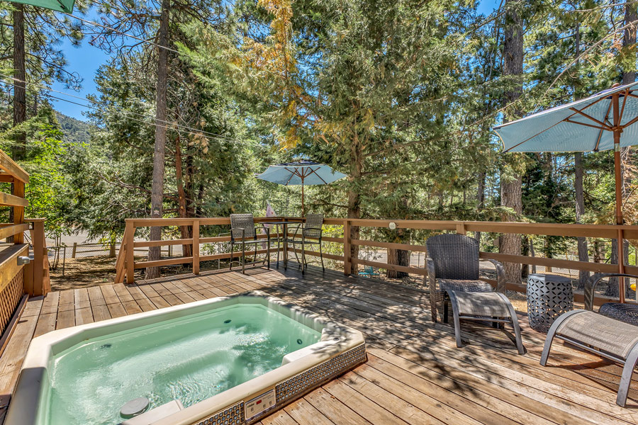 The Ward Cabin Hot tub and deck